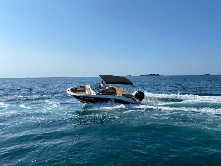 Een motorboot met bimini van de Bootverhuur in Funtana bij Poreč met Funtana Charter Istrië.