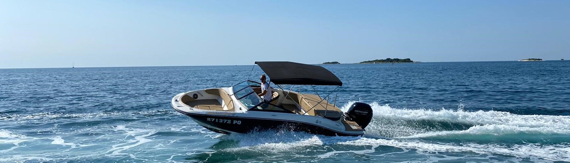 Ein Motorboot mit Bimini vom Bootsverleih in Funtana bei Poreč (bis zu 8 Personen) mit Funtana Charter Istria.