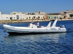 Photo d'un bateau pneumatique du service de location de bateaux pneumatiques de Sea Star Marsala jusqu'à 10 personnes avec permis.