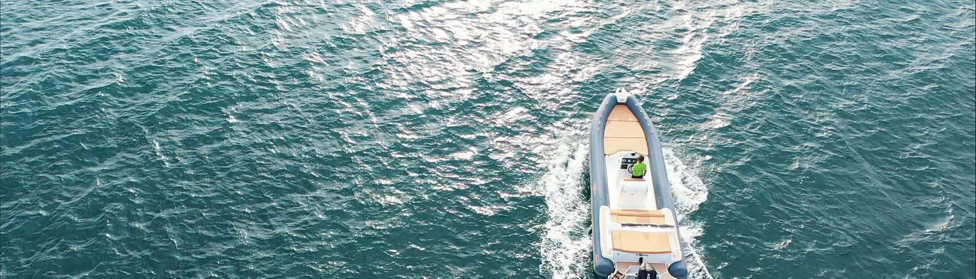 Photo d'un bateau semi-rigide du service de location de bateaux semi-rigides de Sea Star Marsala jusqu'à 10 personnes avec permis.