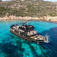 La nostra barca è ormeggiata in un'insenatura lungo la costa durante il viaggio in barca luxury da Cannigione e Baja Sardinia a La Maddalena con Luxury Virginia Costa Smeralda.