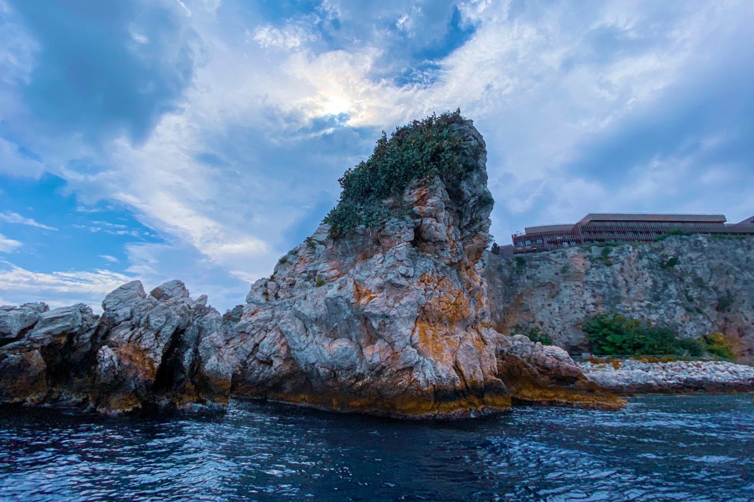 Bild unseres Bootes aus der Vogelperspektive, während es durch das Ionische Meer während der Bootstour von Letojanni entlang der Küste von Taormina mit Escursioni In Barca con Giacomo Taormina fährt.