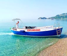Foto unseres Bootes mit dem Skipper, die die Kunden vor der Bootstour von Letojanni entlang der Küste von Taormina mit Escursioni In Barca con Giacomo Taormina erwarten.