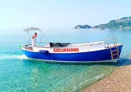 Foto unseres Bootes mit dem Skipper, die die Kunden vor der Bootstour von Letojanni entlang der Küste von Taormina mit Escursioni In Barca con Giacomo Taormina erwarten.