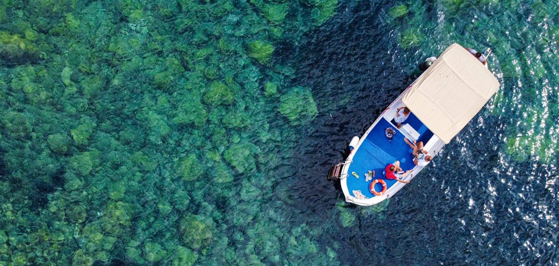 Bild unseres Bootes aus der Vogelperspektive, während es durch das Ionische Meer während der Bootstour von Letojanni entlang der Küste von Taormina mit Escursioni In Barca con Giacomo Taormina fährt.