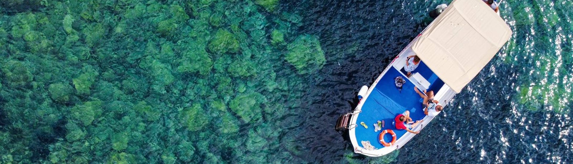Imagen de nuestro barco desde arriba mientras navega por las aguas del mar Jónico durante un viaje en barco desde Letojanni por la costa de Taormina con Escursioni In Barca con Giacomo.
