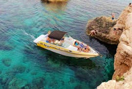 Vue de la balade en bateau privé au Cap Greco et au Lagon bleu avec snorkeling avec Ayia Napa Charters.