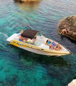 Vista del paseo privado en barco al Cabo Greco y a la Laguna Azul con Ayia Napa Charters.