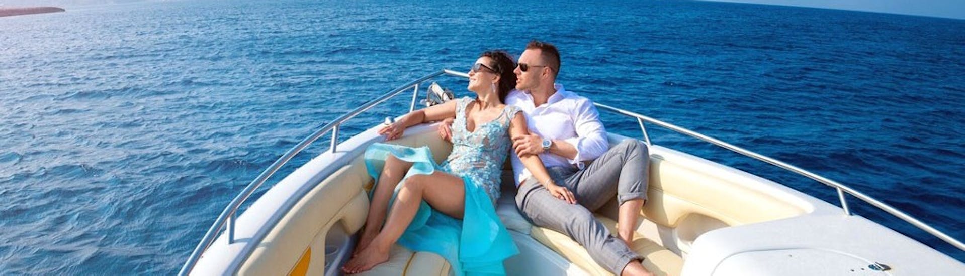 Pareja disfrutando del paseo privado en barco al Cabo Greco z a la Laguna Azul con Ayia Napa Charters.