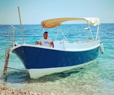 Foto del nostro skipper Giacomo mentre attende i nostri clienti prima di un giro in barca lungo la costa di Taormina con aperitivo al tramonto con Escursioni In Barca con Giacomo.