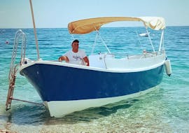 Foto van onze schipper Giacomo terwijl hij onze gasten opwacht voor een boottocht langs de kust van Taormina met een aperitief bij zonsondergang met Escursioni In Barca con Giacomo.