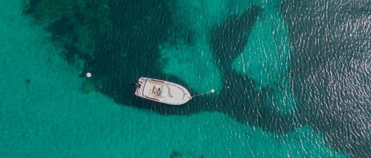 Photo du dessus de notre petit mais confortable bateau pendant une Balade en bateau autour de Taormina au coucher du soleil avec Apéritif avec Escursioni In Barca con Giacomo.