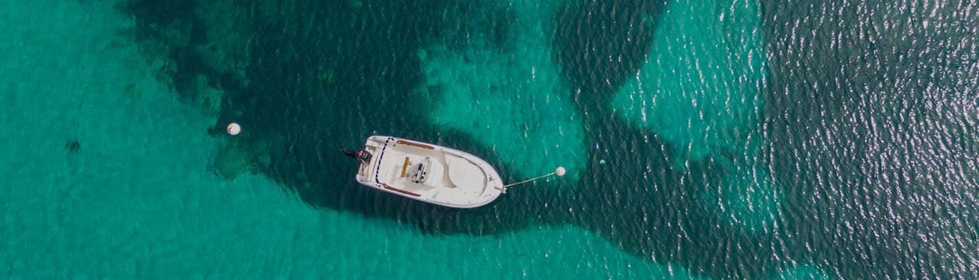 Foto unseres kleinen und gemütlichen Bootes während der Bootstour entlang der Küste von Taormina bei Sonnenuntergang mit Escursioni In Barca con Giacomo Taormina aus der Vogelperspektive.