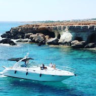 Amusement lors de la balade en bateau privé le long de la côte est de Chypre avec Apéritif avec Ayia Napa Charters.
