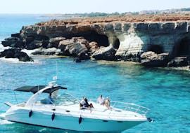 Spaß auf der privaten Bootstour entlang der Ostküste Zyperns mit Apéritif mit Ayia Napa Charters.