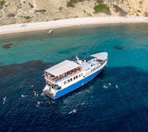 Foto van de boot van Excursies Bura Baška die voor de 4 eilanden tocht wordt gebruikt.