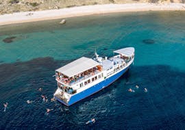 Picture of the boat from Excursions Bura Baška used for the 4 island tour.