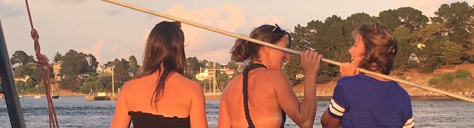 Alcune ragazze si godono una gita in catamarano al tramonto nel Golfo di Morbihan con il Maxi Catamarano Caseneuve.