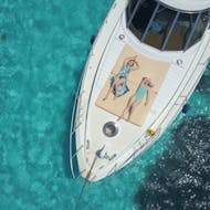 Dos personas relajándose al sol durante el paseo en barco privado a la Playa de La Pelosa, con almuerzo, con My Azimut Dream Stintino.
