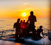 Photo d'un groupe sur un bateau avec  Nautica Più Tropea profitant de la balade privée en bateau au coucher du soleil sur la côte des dieux avec apéritif.
