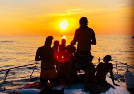 Foto di un gruppo di persone su una barca di Nautica Più Tropea durante il Giro in barca privato lungo la Costa degli Dei al tramonto.