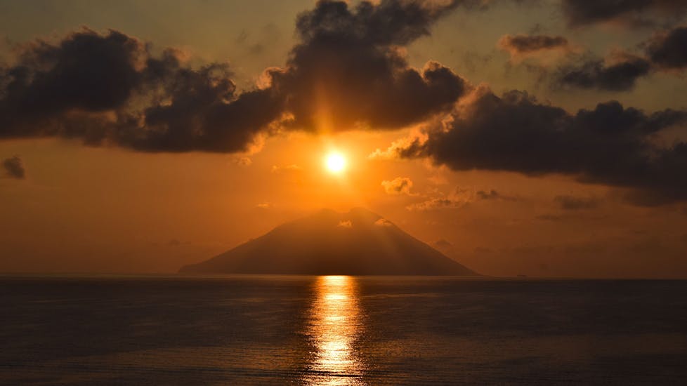 Picture of Stromboli at sunset during the Private Sunset Boat Trip along the Coast of the Gods with Apéritif with Nautica Più Tropea.
