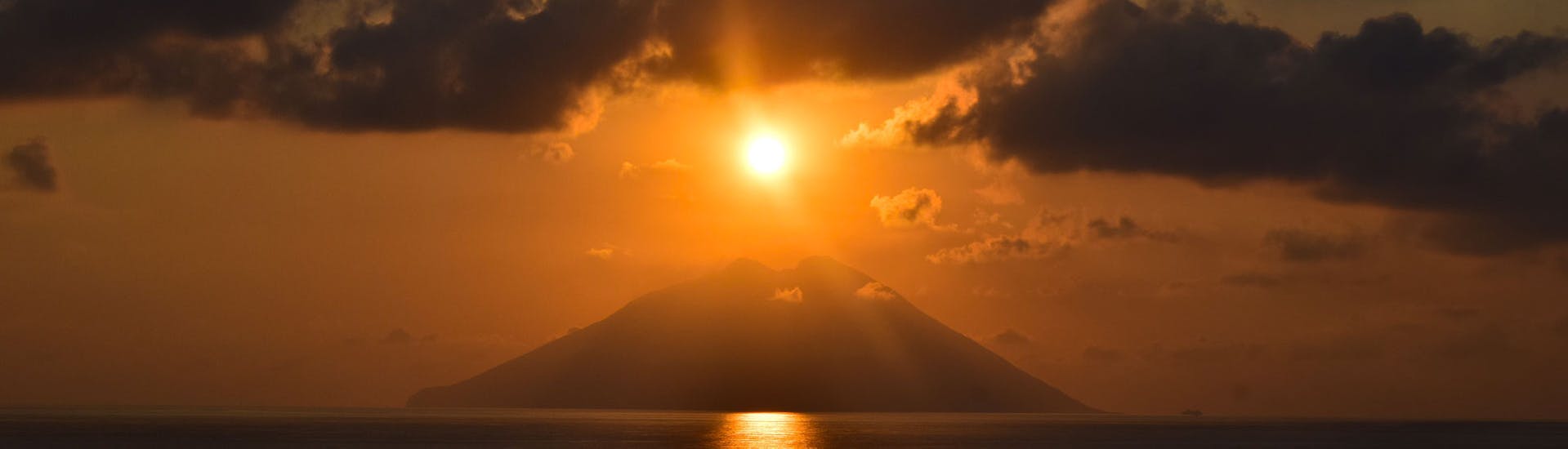 Picture of Stromboli at sunset during the Private Sunset Boat Trip along the Coast of the Gods with Apéritif with Nautica Più Tropea.
