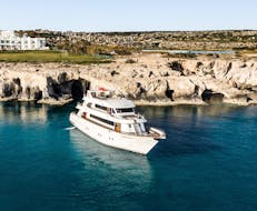 Le luxueux bateau utilisé pour la balade en bateau de luxe au Lagon Bleu avec déjeuner avec Ocean Queen Ayia Napa est prêt et attend dans le port.