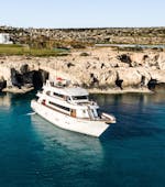 Das luxuriöse Boot, das für die Luxus-Bootstour zur Blauen Lagune mit Mittagessen mit Ocean Queen Ayia Napa verwendet wird, steht im Hafen bereit.