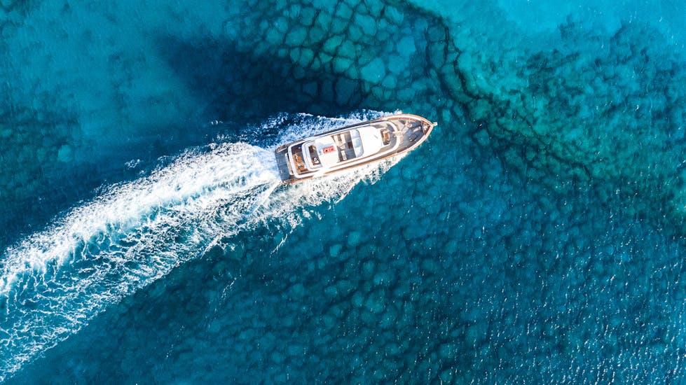 Das luxuriöse Boot, das für die Luxus-Bootstour zur Blauen Lagune mit Mittagessen mit Ocean Queen Ayia Napa verwendet wird, fährt auf dem klaren Wasser.
