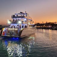 Luxusboot für die Luxus-Bootstour zum Sonnenuntergang zur Blauen Lagune mit der Ocean Queen Ayia Napa im Hafen bei Nacht.