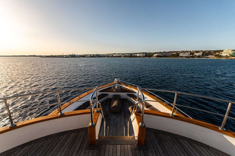 Blick auf den Sonnenuntergang vom Boot aus während der Luxus-Bootstour bei Sonnenuntergang zur Blauen Lagune ab Ayia Napa mit Ocean Queen.