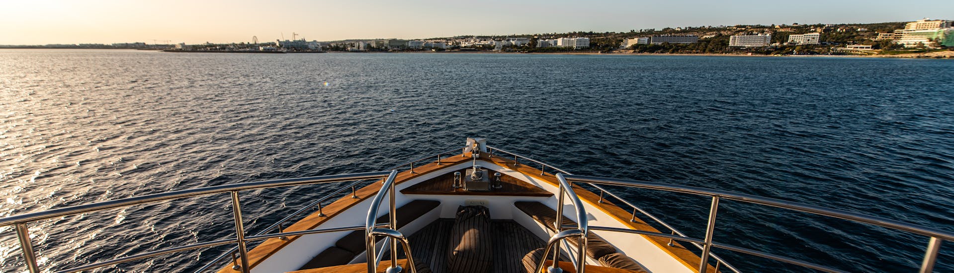 Vue du coucher de soleil depuis le bateau pendant la balade de luxe en bateau vers le lagon bleu depuis Ayia Napa avec Ocean Queen.