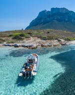 Nuestro barco RIB se dirige a Tavolara durante el Viaje en Barco desde Olbia a la Isla de Tavolara con Snorkeling con Controvento Charter Olbia.