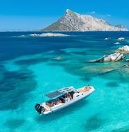 Nuestro barco maxi RIB se dirige a la Isla de la Tavolara durante el Viaje en Barco Privado desde Olbia a la Isla de la Tavolara con Snorkeling con Controvento Charter Olbia.