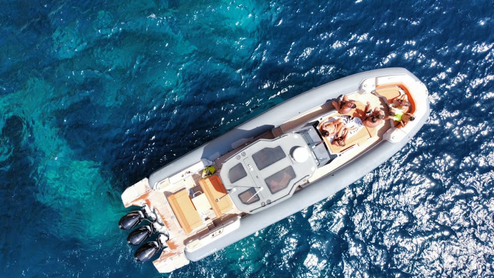 Il nostro comodo e spazioso gommone è l'imbarcazione perfetta per la Gita in Barca Privata da Olbia all'Isola di Tavolara con Snorkeling.