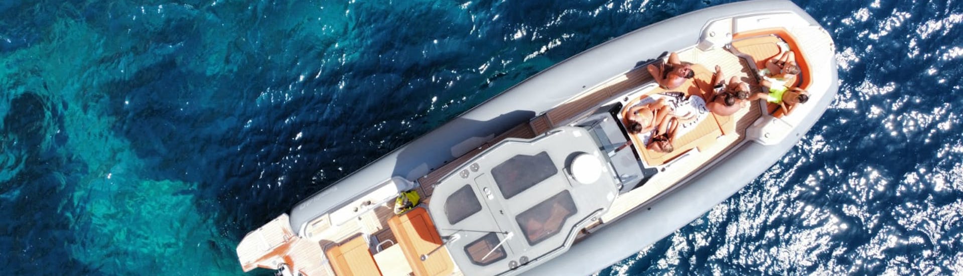 Nuestra cómoda y espaciosa embarcación semirrígida es el barco perfecto para el viaje en barco privado desde Olbia a la isla de Tavolara con snorkel.