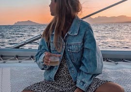 Un bellissimo tramonto sulla baia di Malaga, con sfumature rosse e arancioni durante un'escursione in catamarano con Mundo Marino Costa del Sol.