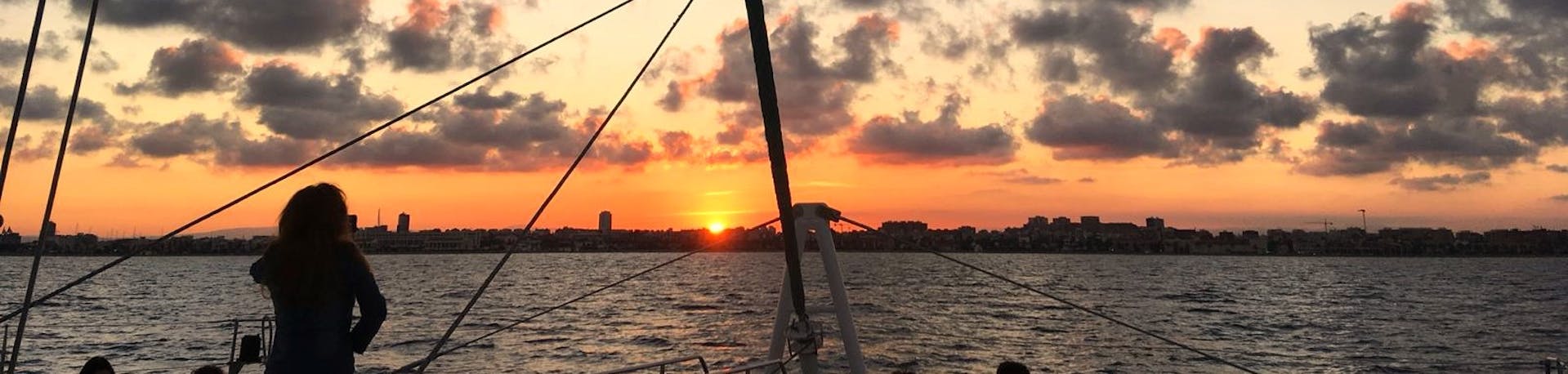 Een prachtige zonsondergang over de baai van Malaga, met rode en oranje tinten tijdens een catamaran trip met Mundo Marino Costa del Sol.