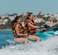 Dos amigos montando en una moto de agua durante un Jet Ski en Andratx en Mallorca con GoJet Jet Ski.