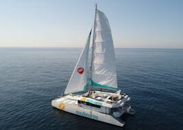 L'élégant et moderne catamaran écologique naviguant sur la mer d'Alboran pendant une journée complète de balade en bateau depuis Malaga le long de la Costa del Sol avec Mundo Marino Costa del Sol.