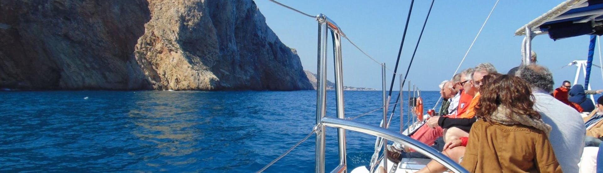 Participantes divirtiéndose a bordo de un eco catamarán de vela durante un paseo en velero por la Bahía de Málaga con Mundo Marino Costa del Sol.