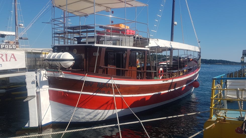 Blick auf das Boot während der Bootstour von Poreč mit unserem Partner Santa Maria Boat Cruises.