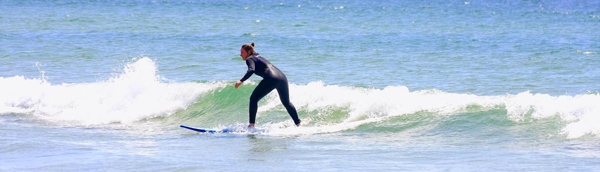 Eine Person beim Surfen während eines privaten Surfkurses in Vila Nova de Milfontes mit der Alentejo Surf School. 
