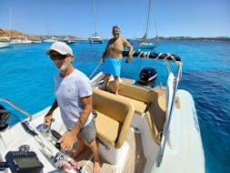 Photo de personnes sur un bateau semi-rigide de La Maddalena Boat Charter pendant la Balade privée en bateau à l'archipel de La Maddalena avec Snorkeling.