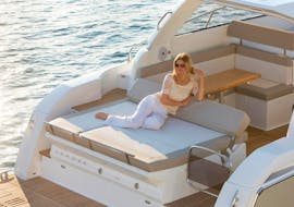 Ein Mädchen genießt ihre private Yachtfahrt ab Cefalù mit einem Aperitif bei Sonnenuntergang mit Margy Charter.