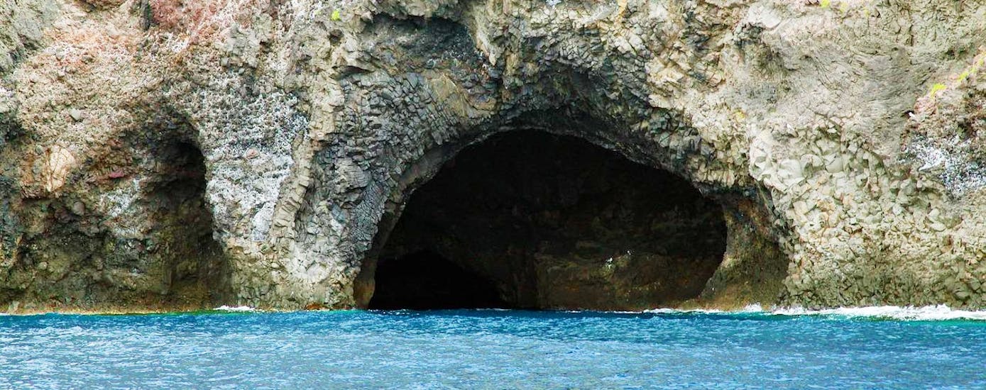 Grotte visitabili durante una gita in yacht privata da Cefalù a Filicudi e Alicudi con aperitivo con Margy Charter.