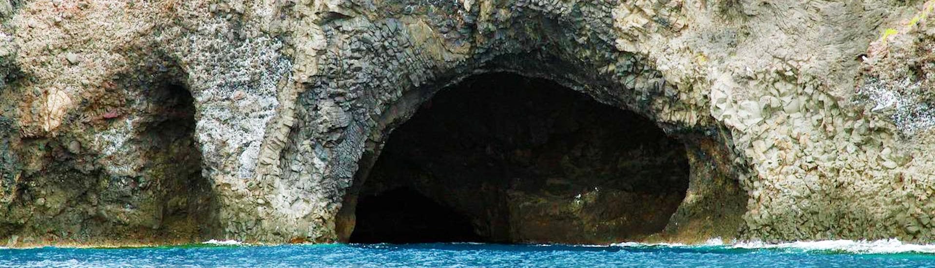 Cuevas que se pueden visitar durante un paseo en yate privado desde Cefalù a Filicudi y Alicudi con un aperitivo con Margy Charter.