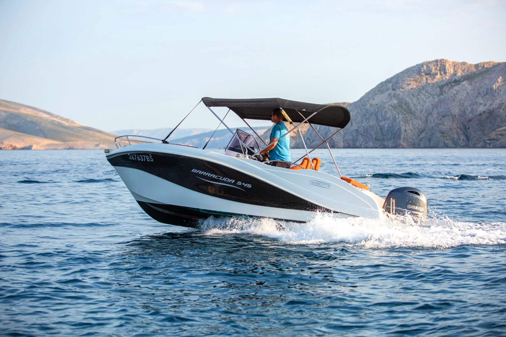 Hombre navegando en el barco Barracuda 545, de King Rent a Boat and Semi-Submarine.