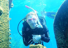 A woman underwater during a Trial Scuba Diving (from 8 y.) near Heraklion with Horizon Diving Gournes.